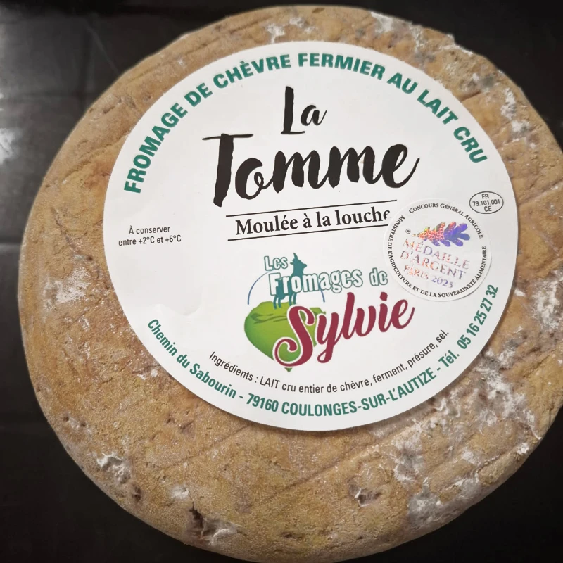 Tomme de chèvre fermière au lait cru, moulée à la louche